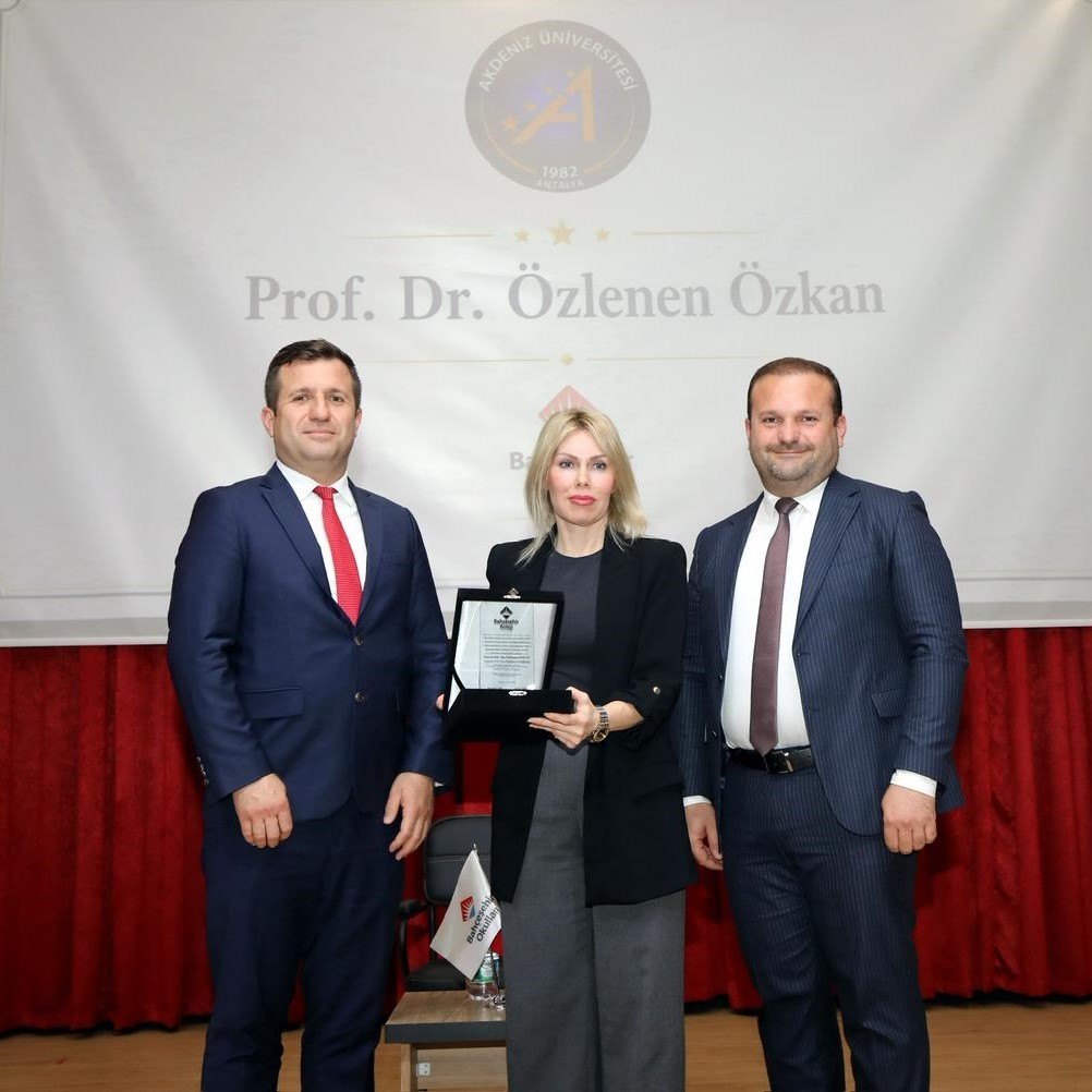 REKTÖR ÖZKAN BAHÇEŞEHİR KOLEJİ ÖĞRENCİLERİ İLE BULUŞTU