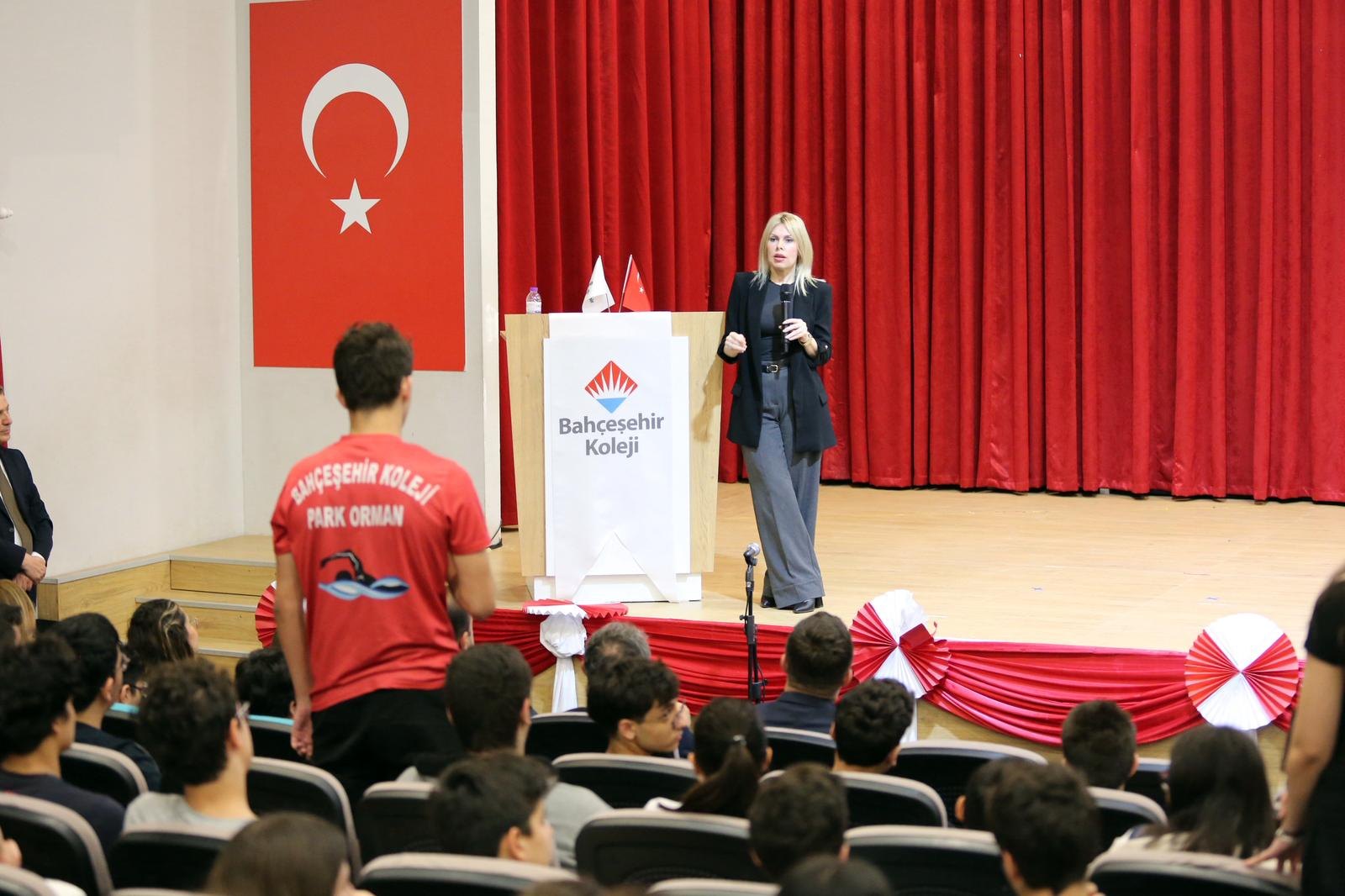REKTÖR ÖZKAN BAHÇEŞEHİR KOLEJİ ÖĞRENCİLERİ İLE BULUŞTU